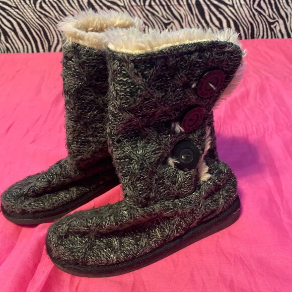 Sz 2 Girls Muk Luks boots - Picture 1 of 9